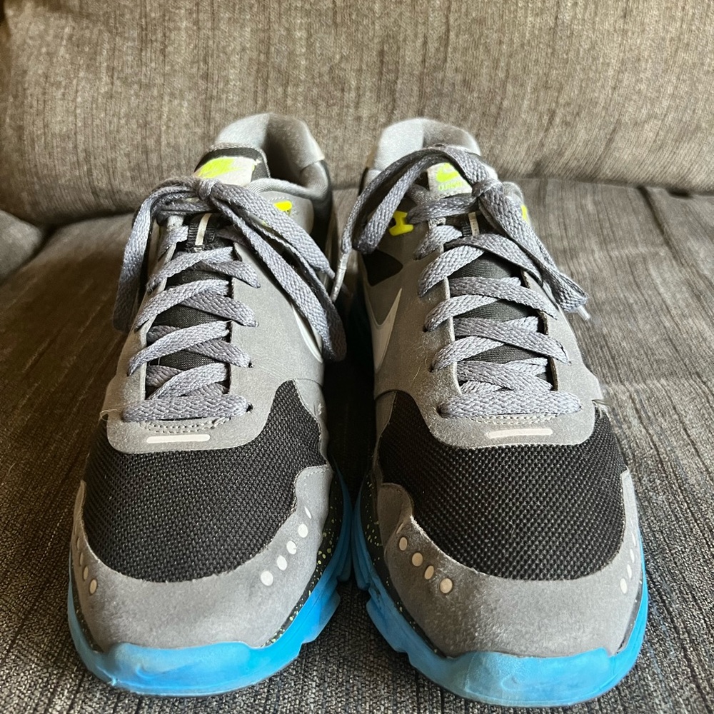 Mens 7.5 nike lunar ventures in blue and grey.